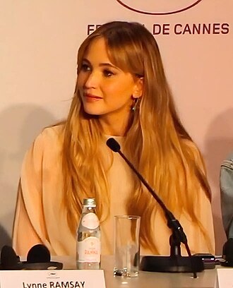 Jennifer Lawrence as an Autumn celebrity color season example
